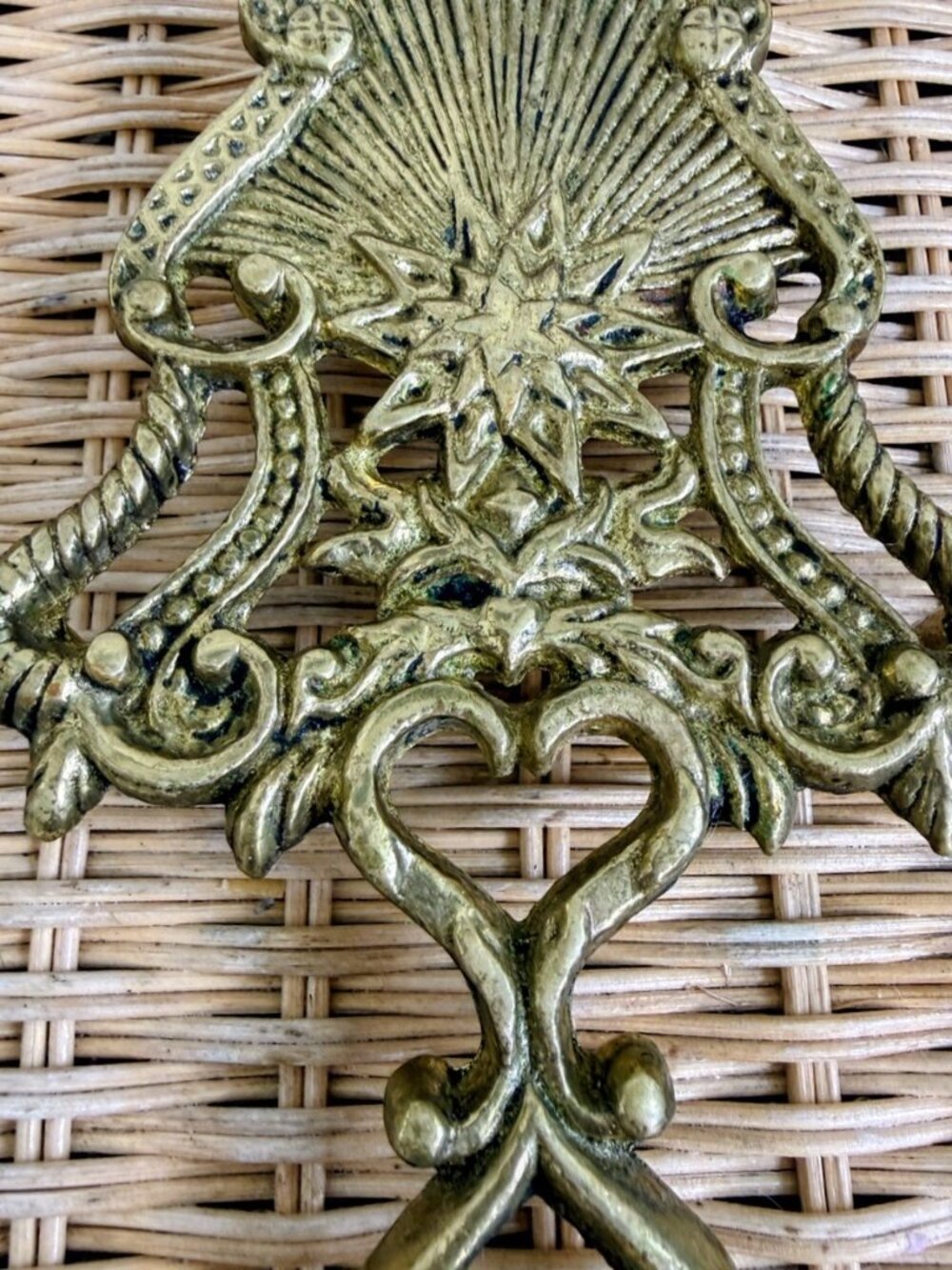 Vintage 40s Cast Brass Tivet Starburst Heart Handle Footed - Picture 4 of 6